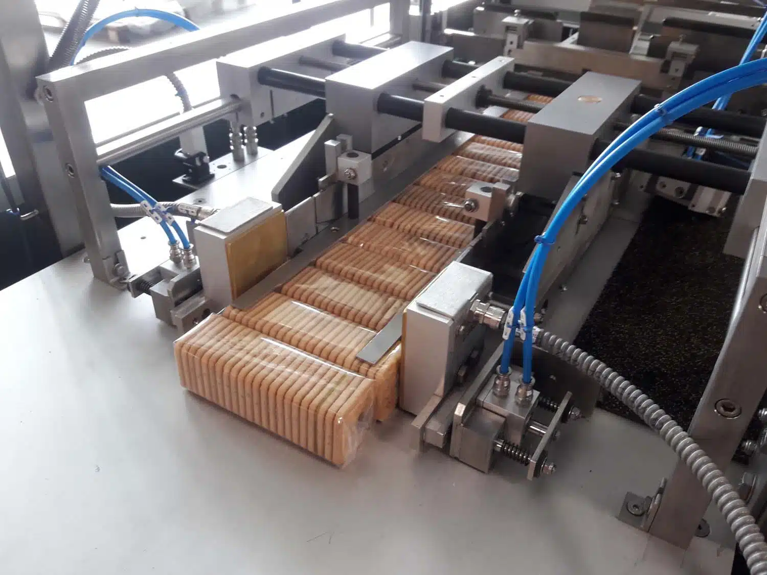 Machine plieuse en X pour emballage pour biscuits sous film